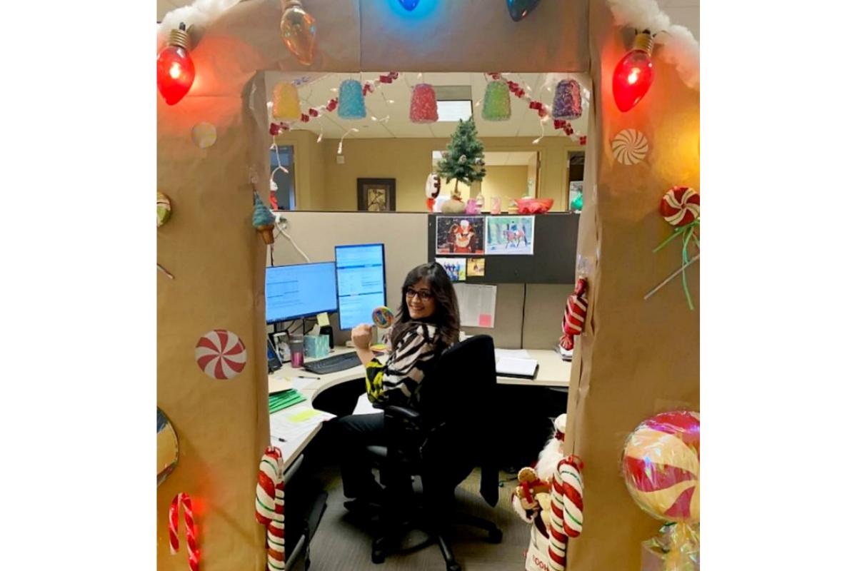 Monika dentro do escritório, ou melhor, da casa de gengibre gigante!