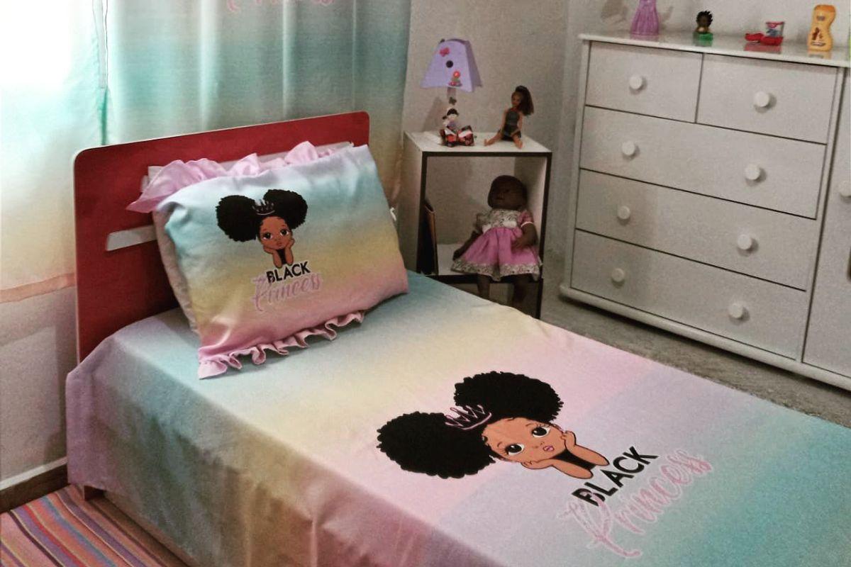 A mãe teve a inspiração para criar a marca após ver a felicidade da filha com boneca negra em mochila