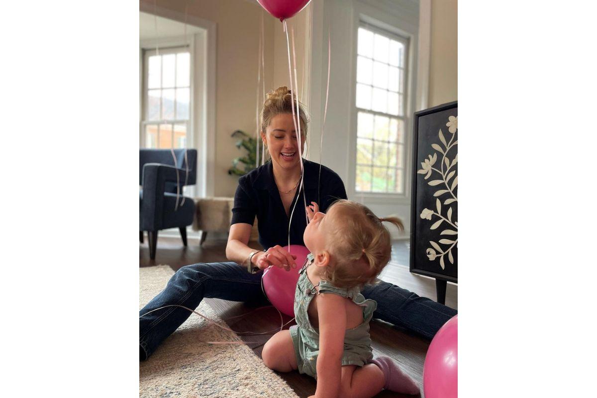 Amber Heard abre o jogo de como vai falar para a filha sobre julgamento contra Johnny Depp