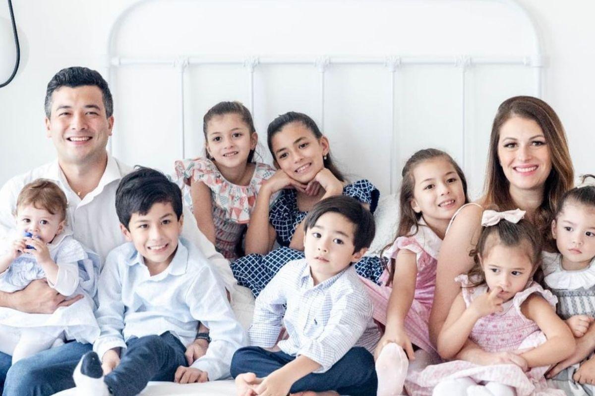 Mãe de 8 que está grávida de gêmeos compartilha experiência