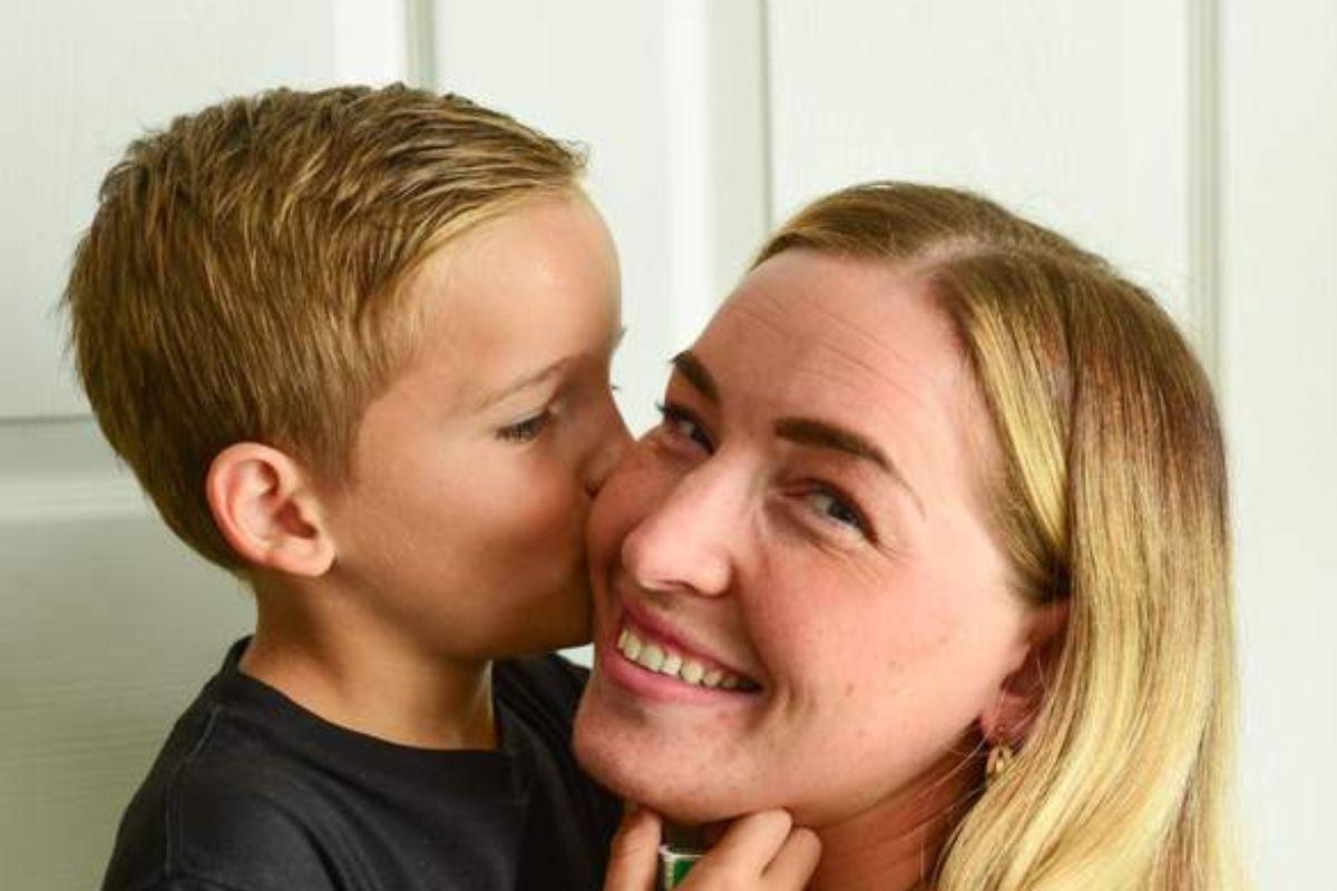 Criança liga para emergência e salva vida de mãe