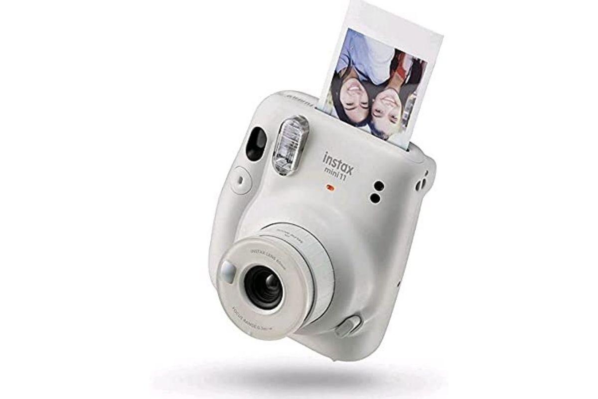 Câmera Instax Mini 11 branca que revela a foto na hora