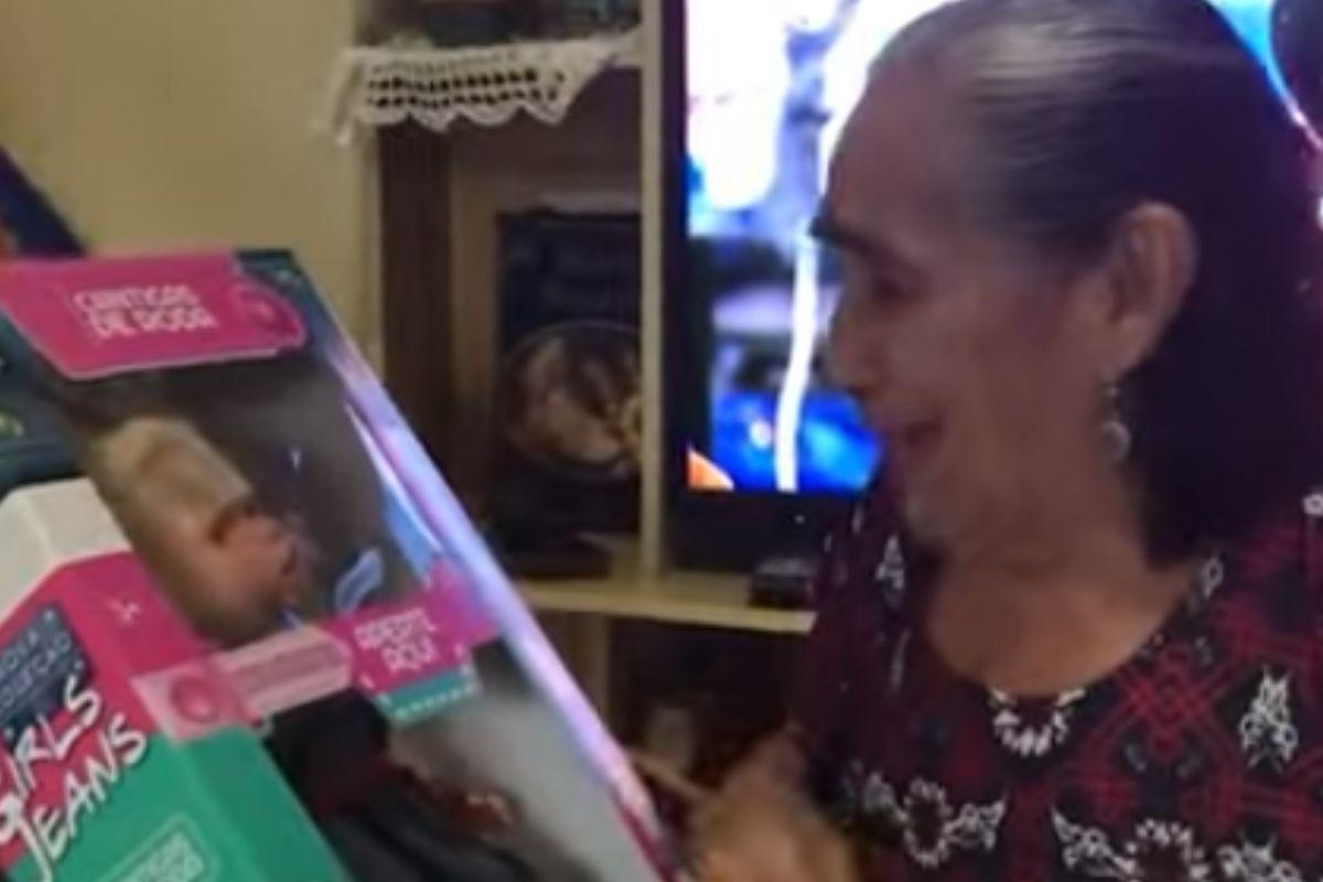 O neto realizou o sonho da avó dando sua primeira boneca aos 78 anos