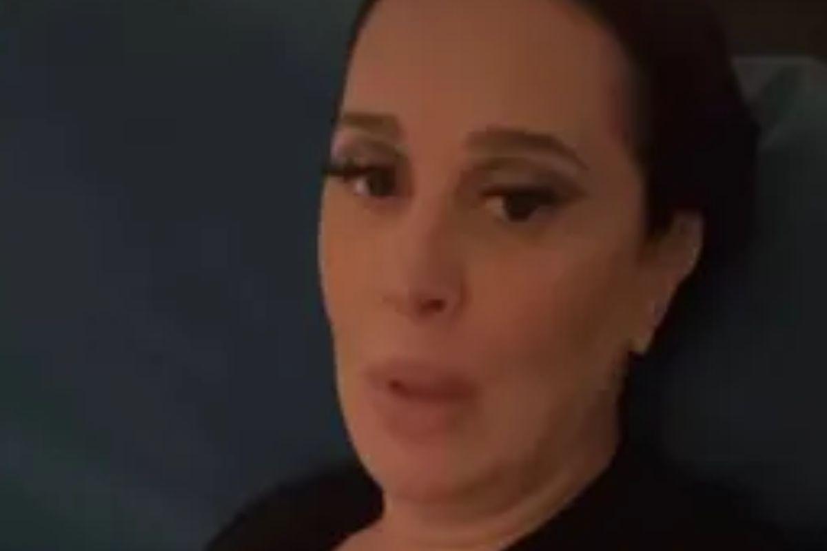Claudia Raia apareceu com os cachorros no fim do dia
