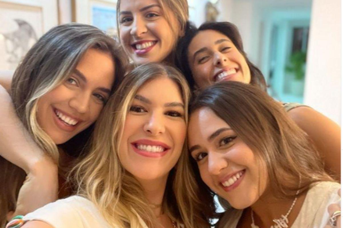 Lore se reencontrou com as amigas