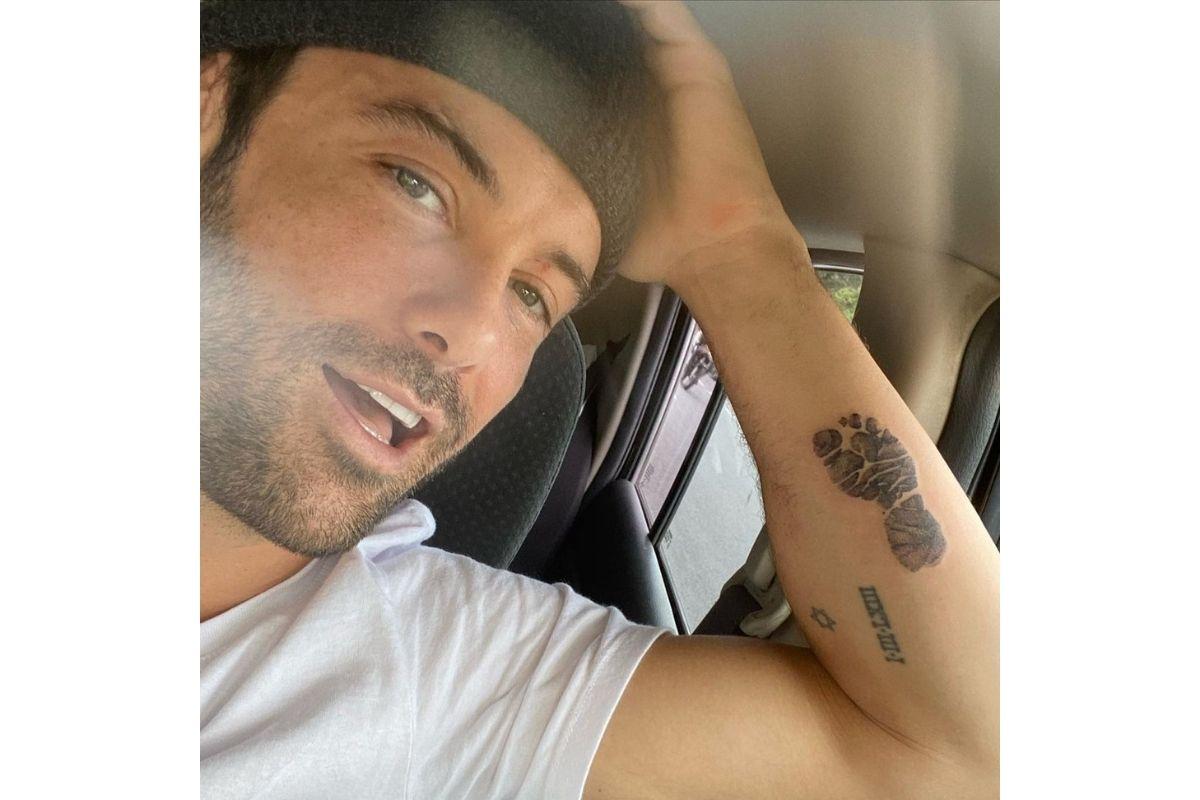 Kayky Brito fez uma tatuagem em homenagem ao filho