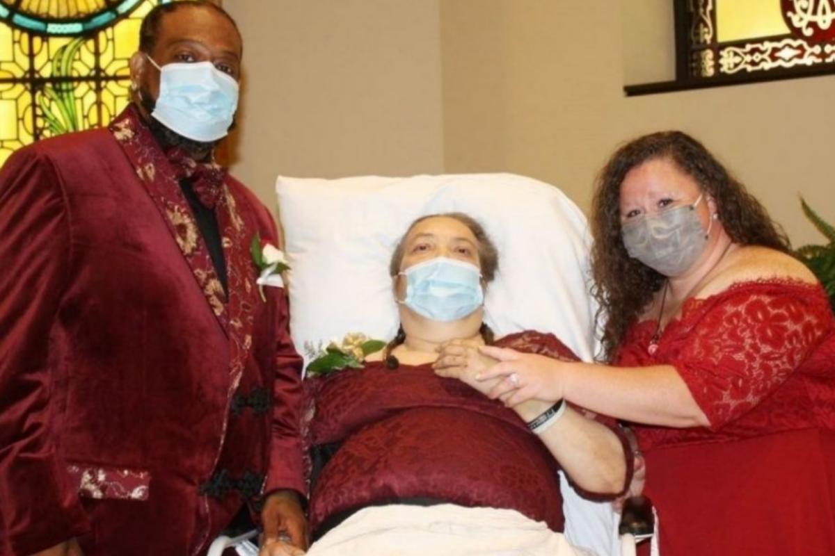 Casal realiza cerimônia no hospital para que a mãe participe