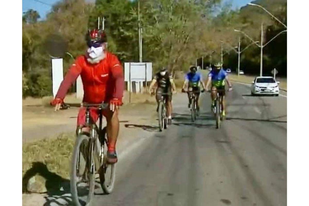 Papai Noel pedala em 82 cidades para arrecadar alimentos