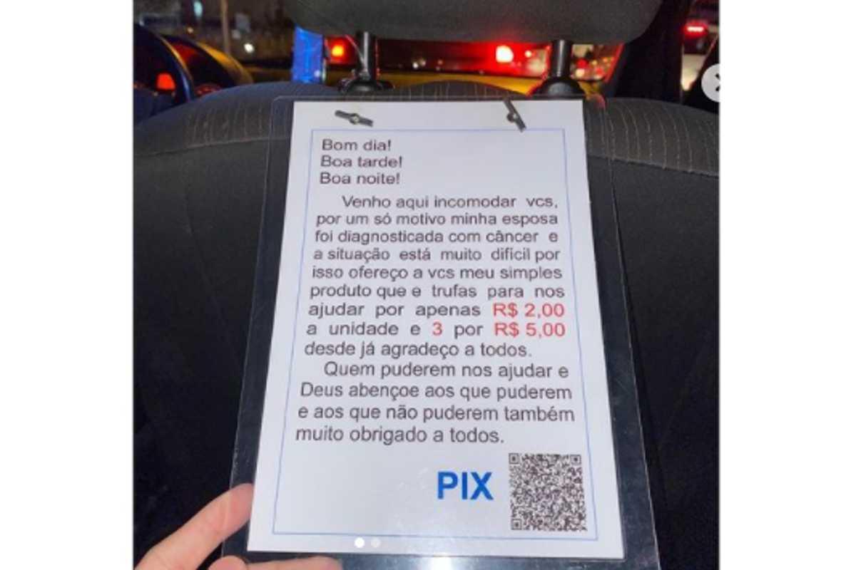 Placa em banco da frente de carro chama a atenção de passageiro, que decide se mobilizar