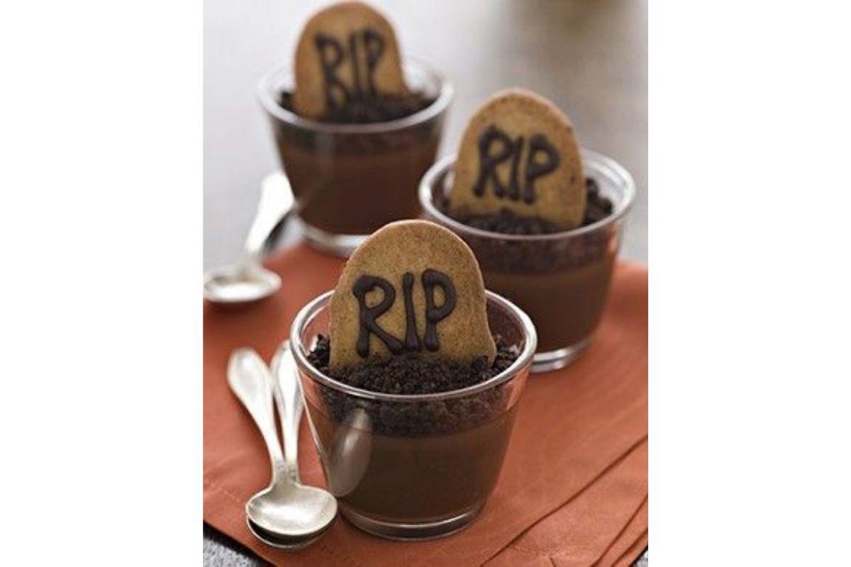 Personalize os brigadeiros de colher com pedaços de biscoito para formar doces típicos de Halloween, mas com um pé no Brasil