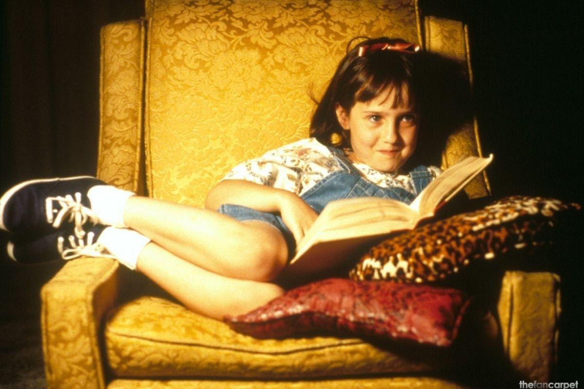 A primeira dica de filme clássico para ver em família é Matilda, que garante diversão para todos da família