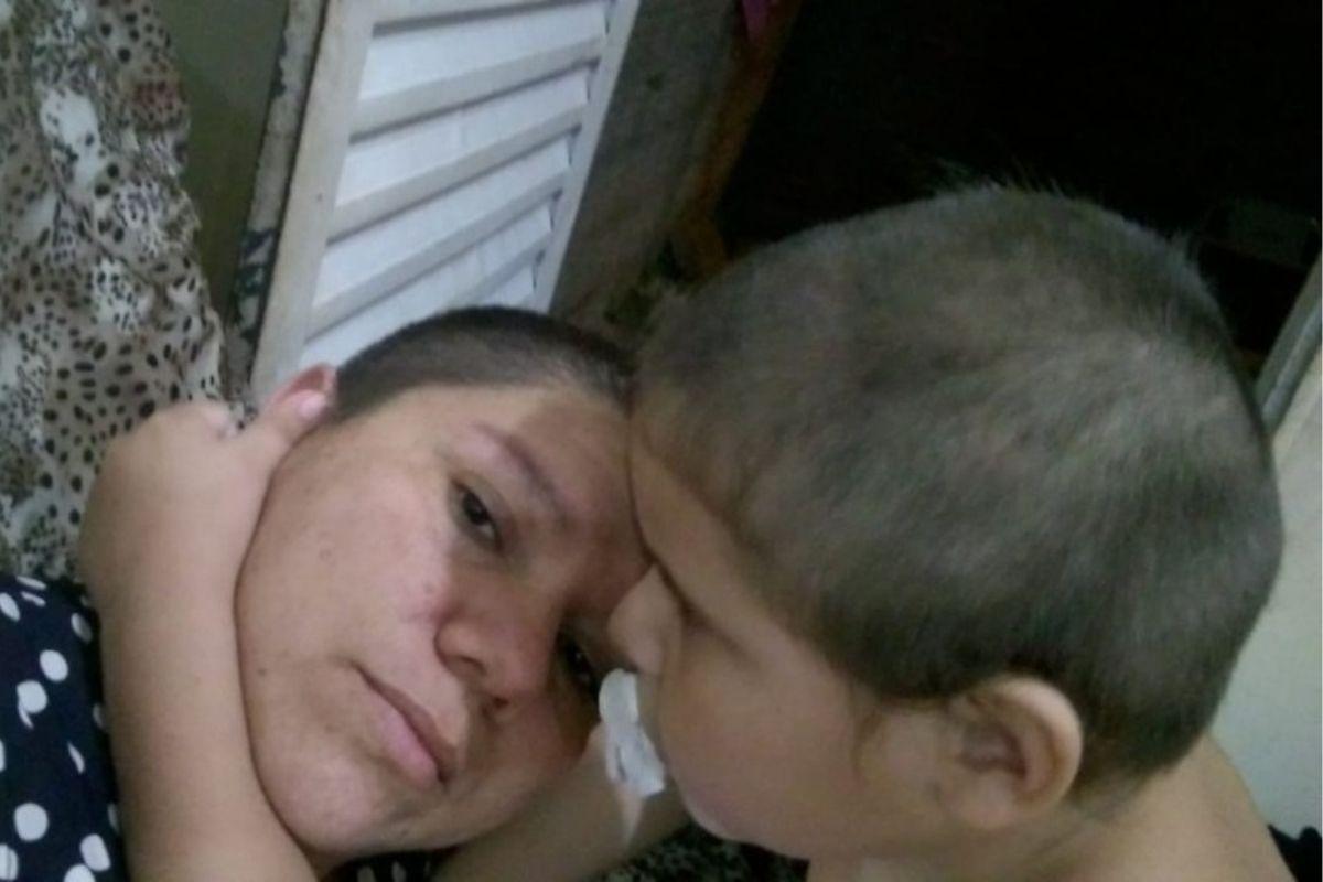 A mãe raspou a cabeça em apoio ao filho