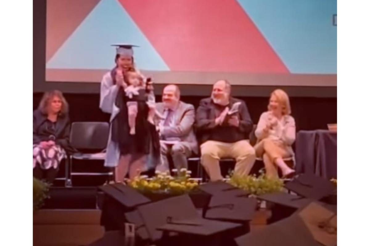 Mãe solo encanta ao levar filha no colo na formatura de faculdade