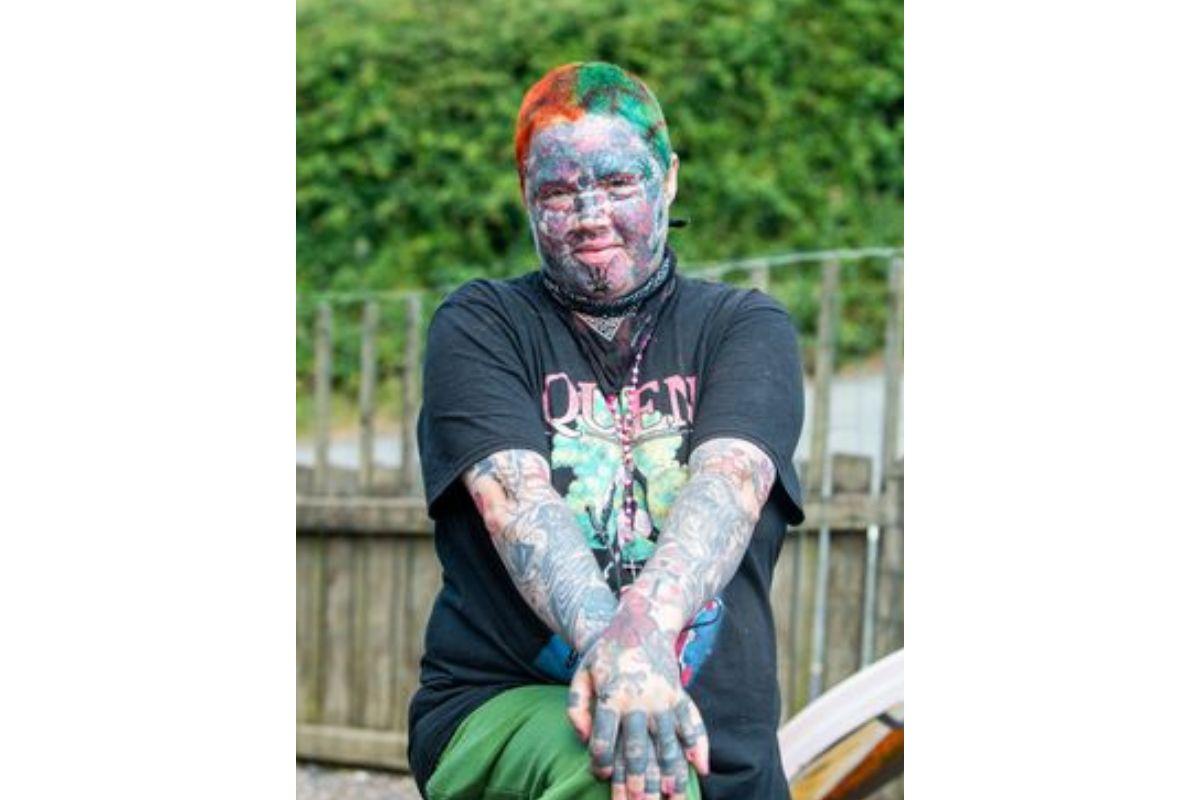 Mãe relata que sofre preconceito de outras pessoas por conta das tatuagens