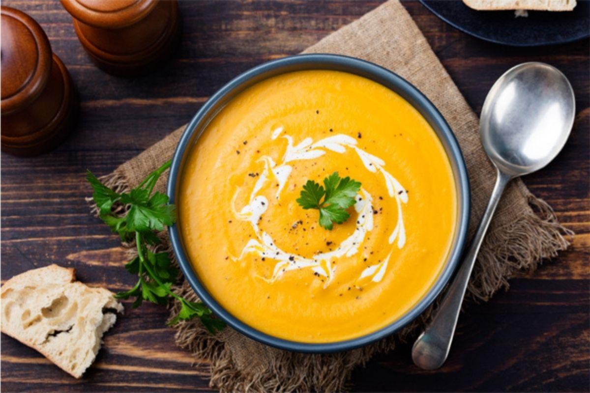 Veja como fazer uma receita simples de sopa de abóbora japonesa