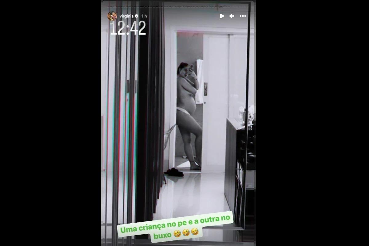 Mulher grávida enfrente ao espelho