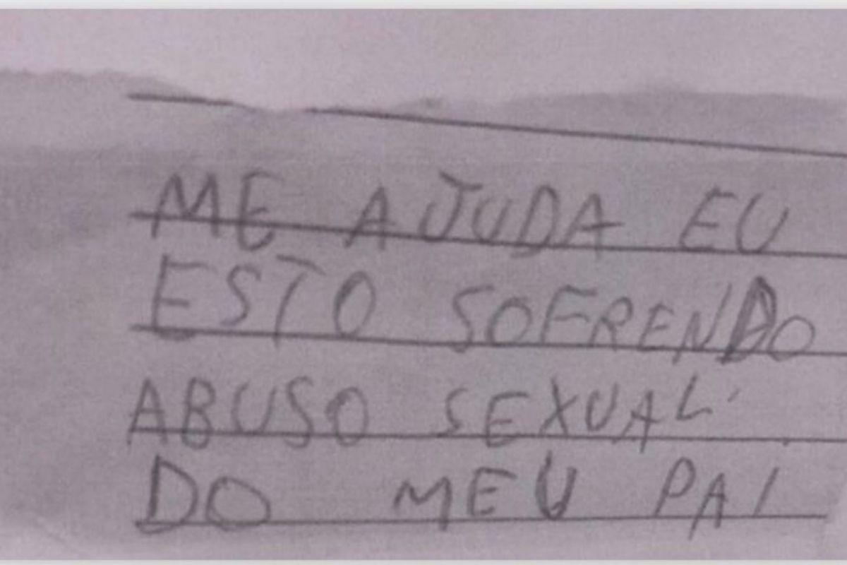Menina denuncia abusos de padrasto com bilhete: "Me ajuda"