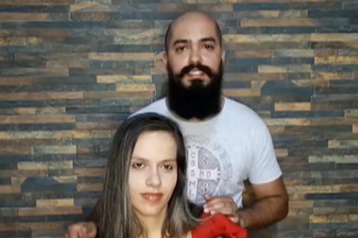 Pai coloca cartaz no carro pedindo paciência por dirigir devagar: "Minha esposa fez cesárea"