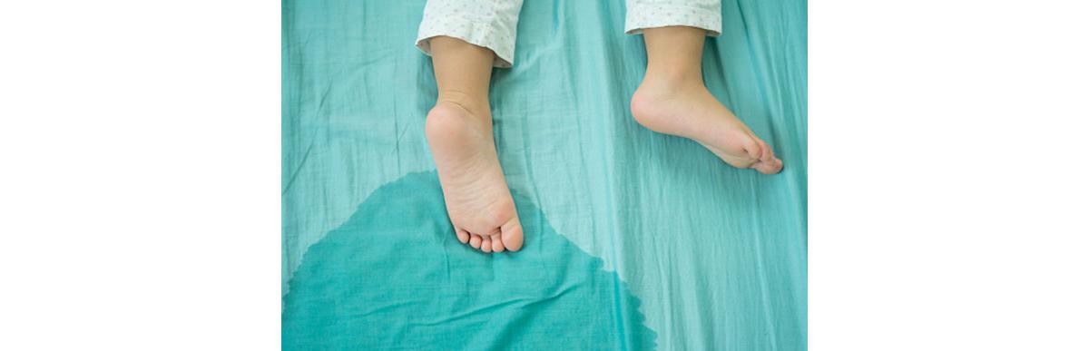Dependendo da idade, não há problemas sérios quando seu filho faz xixi na cama (Foto: GettyImage)