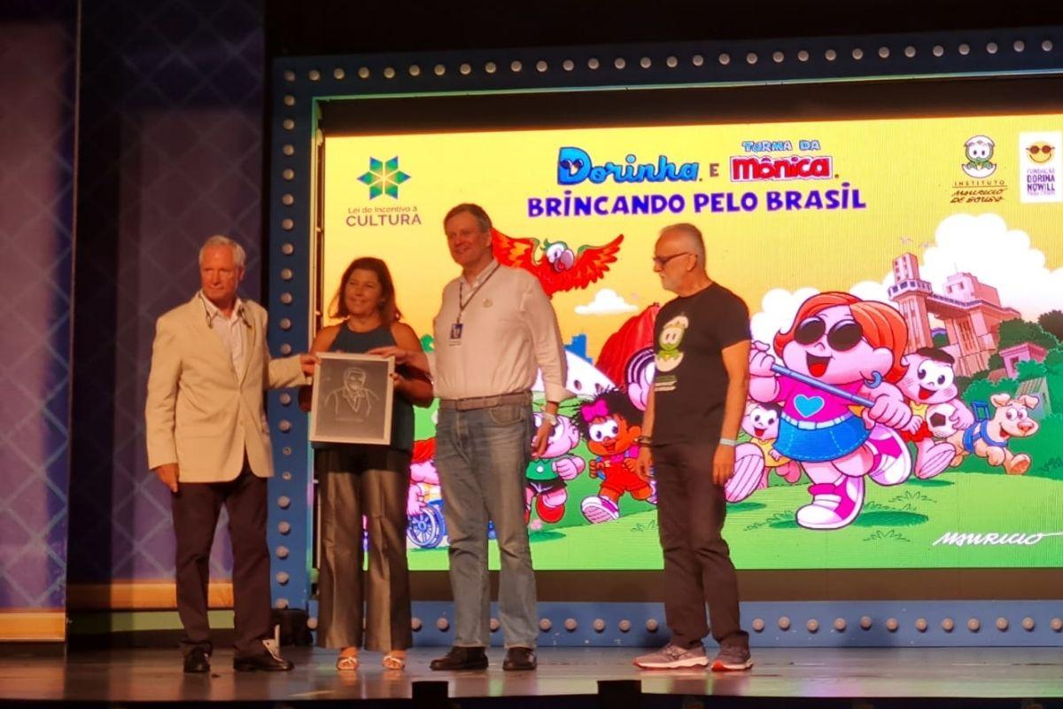 O Maurício de Sousa ganhou um quadro especial da Fundação Dorina!