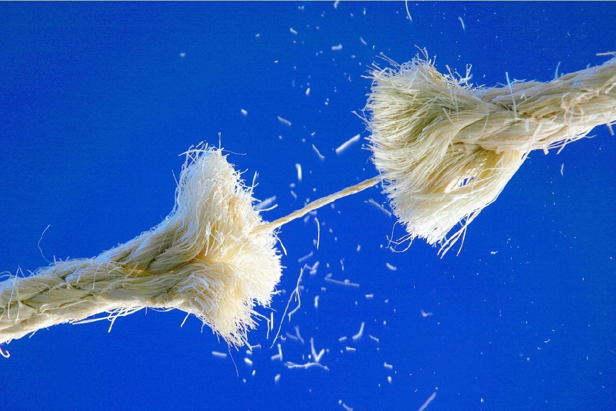 Crianças estressadas podem acabar arrancando o cabelo da cabeça. Essa pode ser a causa da falta de fios