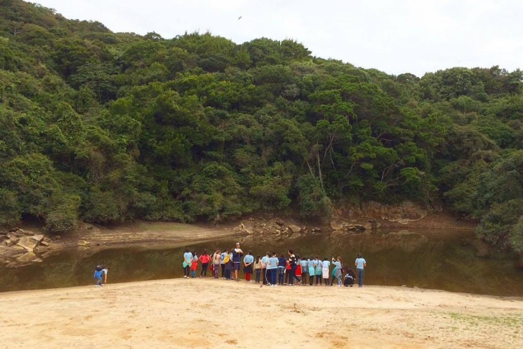 Estes são alguns dos alunos da escola Maria Tomazia Coelho, em uma caminhada ecológica pelo Resort, para conhecer a fauna e a flora do local (Foto: Carolina Piscina)