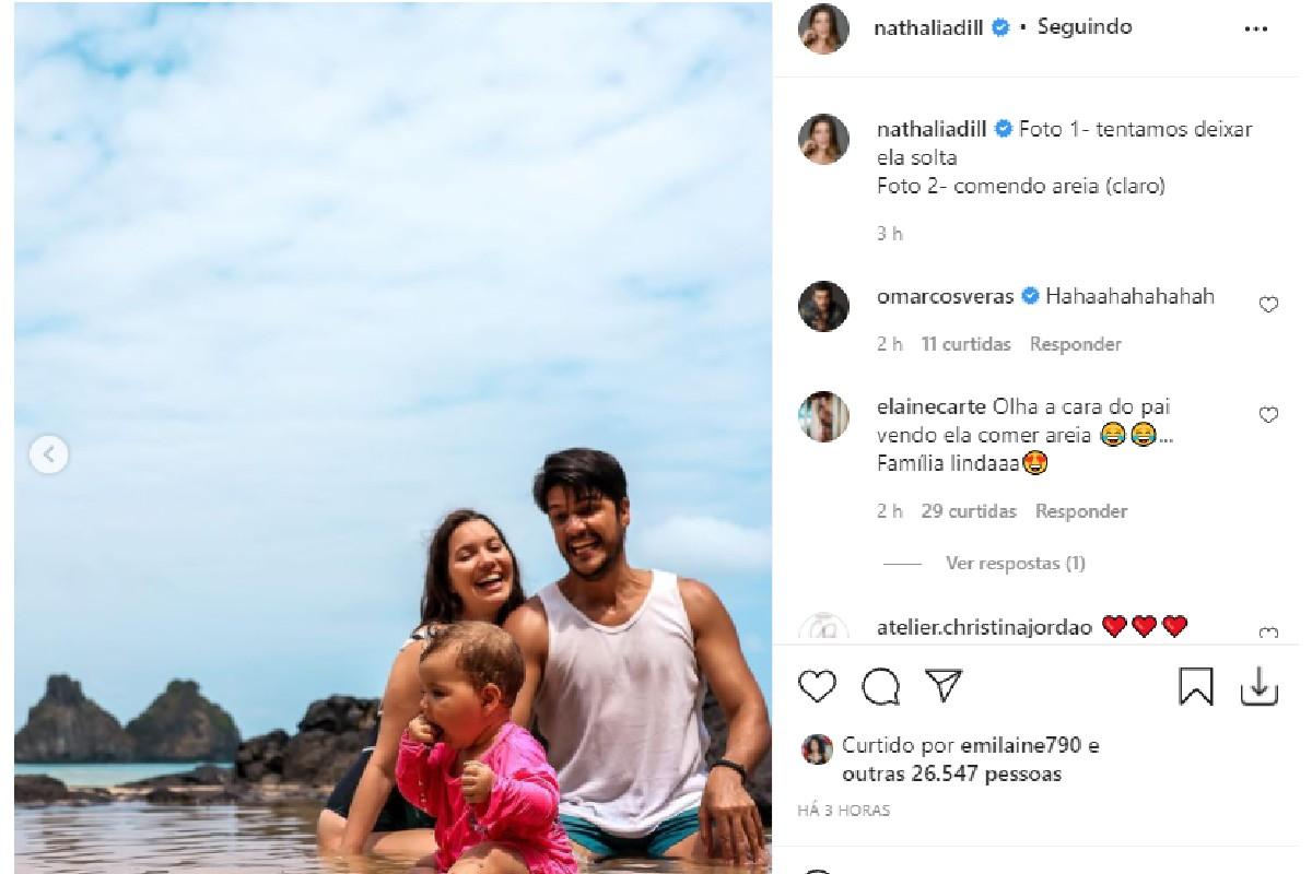 Nathalia Dill brincou sobre a filha colocar areia na boca em visita à praia