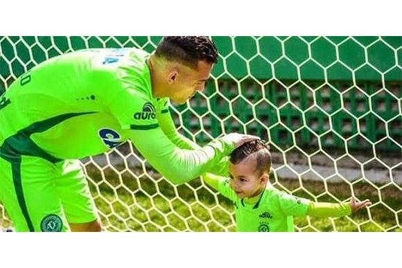 Goleiro Danilo e filho Lorenzo (Foto: Arquivo pessoal/Reprodução)