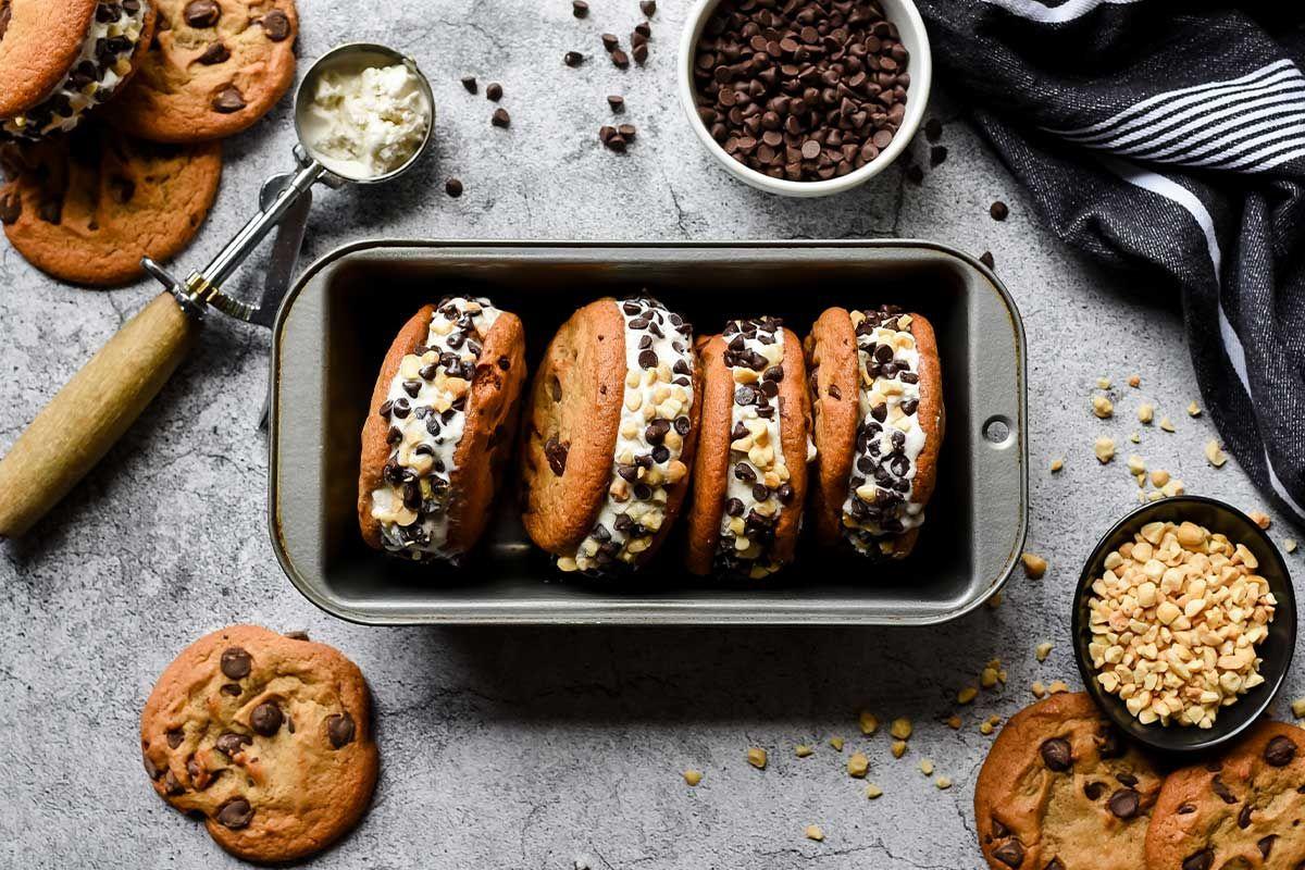 Duplamente gostoso: se só o sorvete já era bom, imagina ele entre dois cookies!