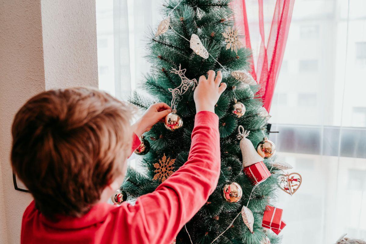 árvore de natal com criança