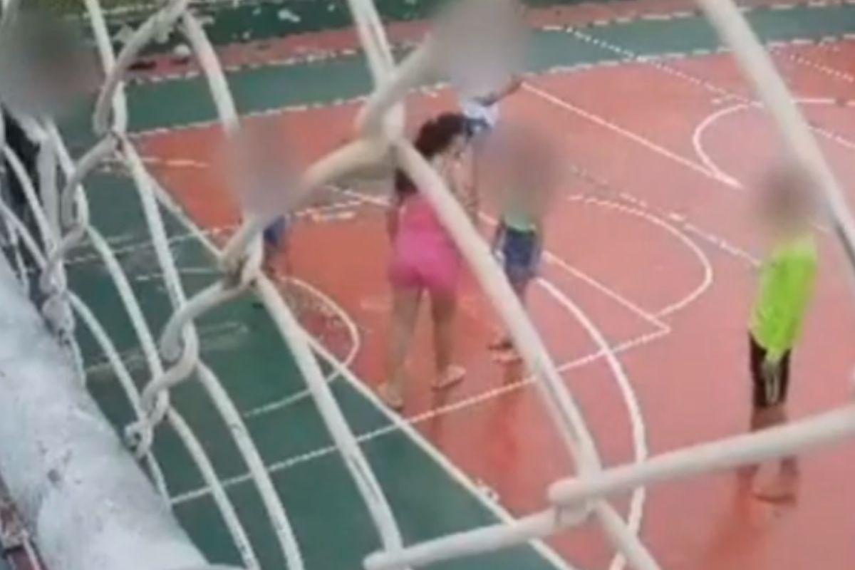 As filmagens mostram o momento em que ela se aproxima da menina 