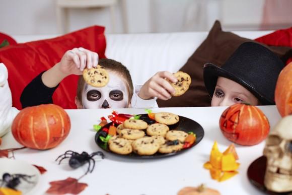 Veja como preparar pirulitos temáticos para curtir o Halloween em família