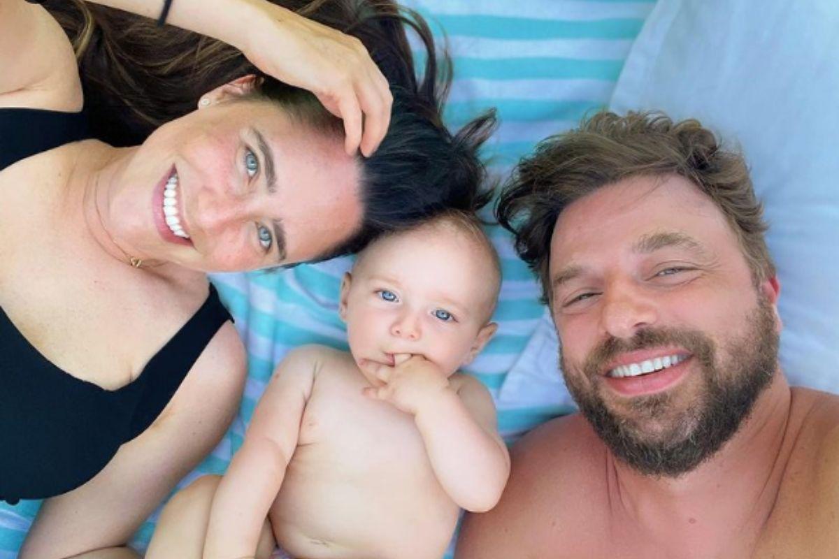 Fernanda Vasconcellos com o filho e o marido Cassio Reis