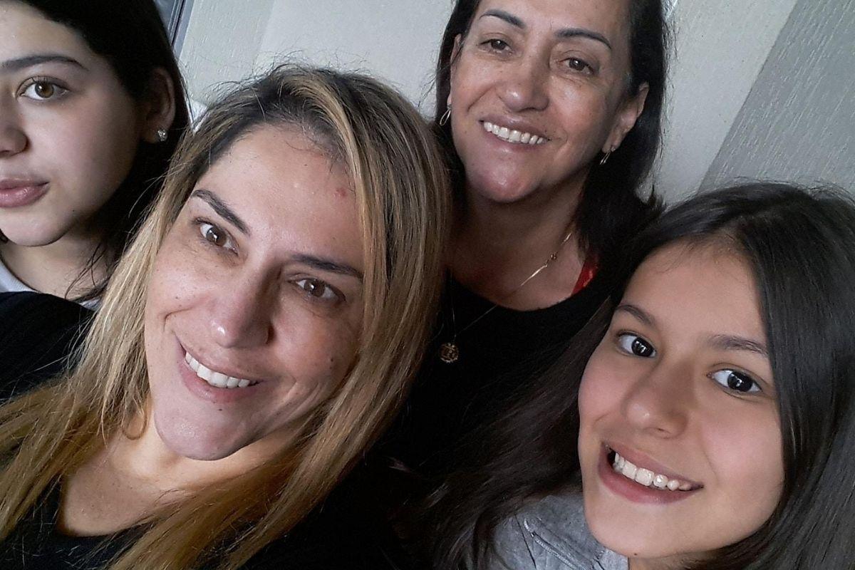 Filha descobre câncer de mama ao acompanhar mãe em última sessão de quimioterapia