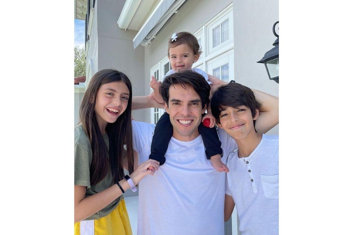 Kaká tem dois filhos com a ex-mulher Carol Celico, Isabella de 10 anos e Lucas de 13
