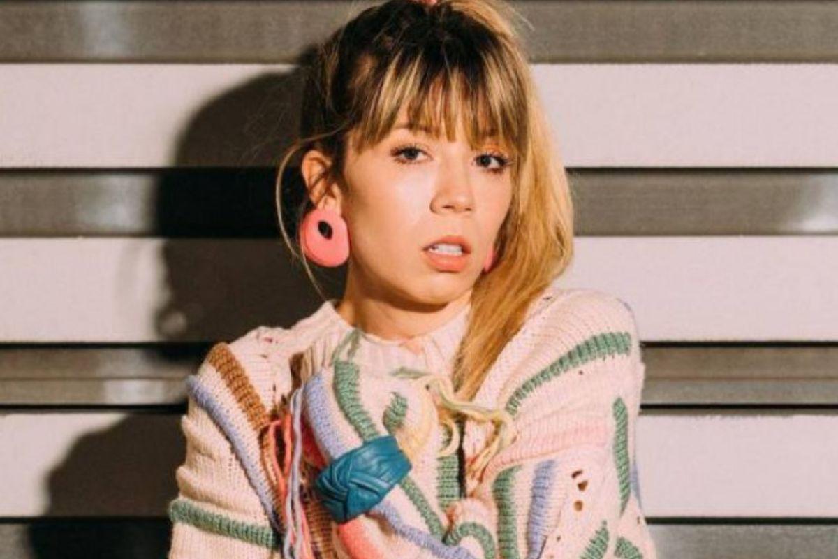 Jennette McCurdy, atriz da Nickelodeon, comenta sobre seu novo livro: 'Estou feliz por minha mãe ter morrido