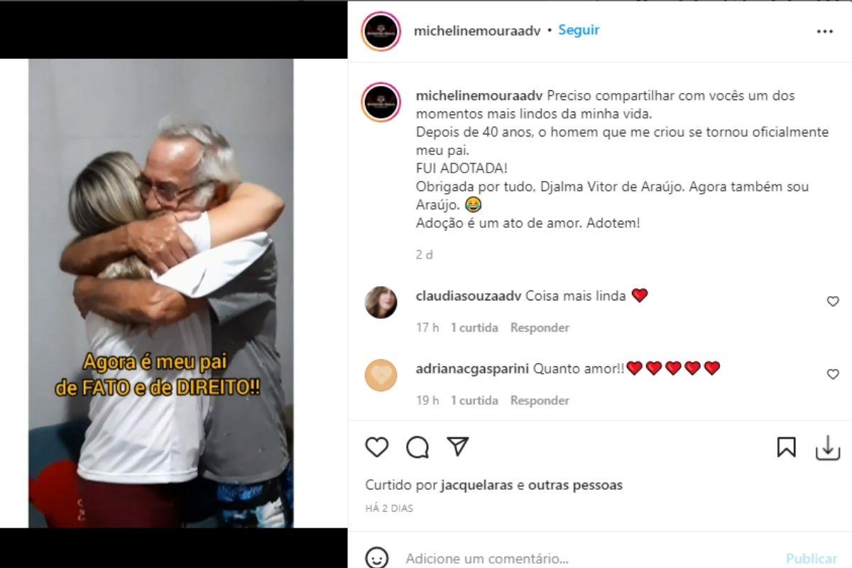 Micheline mostrando ao pai que a adotou há 40 anos que a adoção dela finalmente saiu