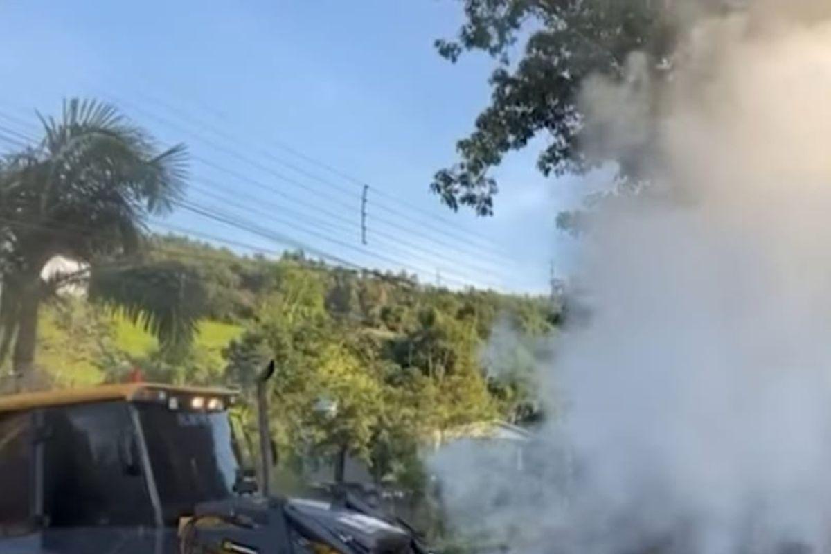 A Defesa Civil alerta que a fumaça foi gerada após uma queima de madeira no solo (Foto: Reprodução/SCC10)