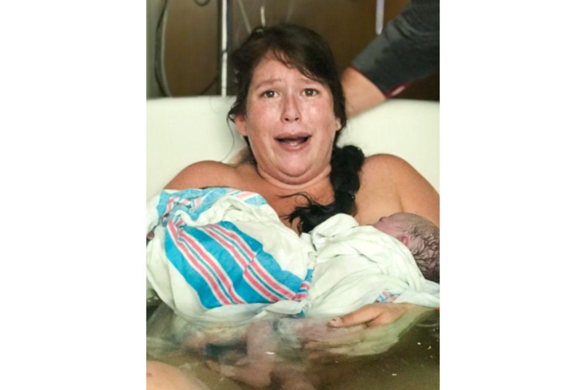Mulher descobre ser mãe de gêmeas quando deu à luz