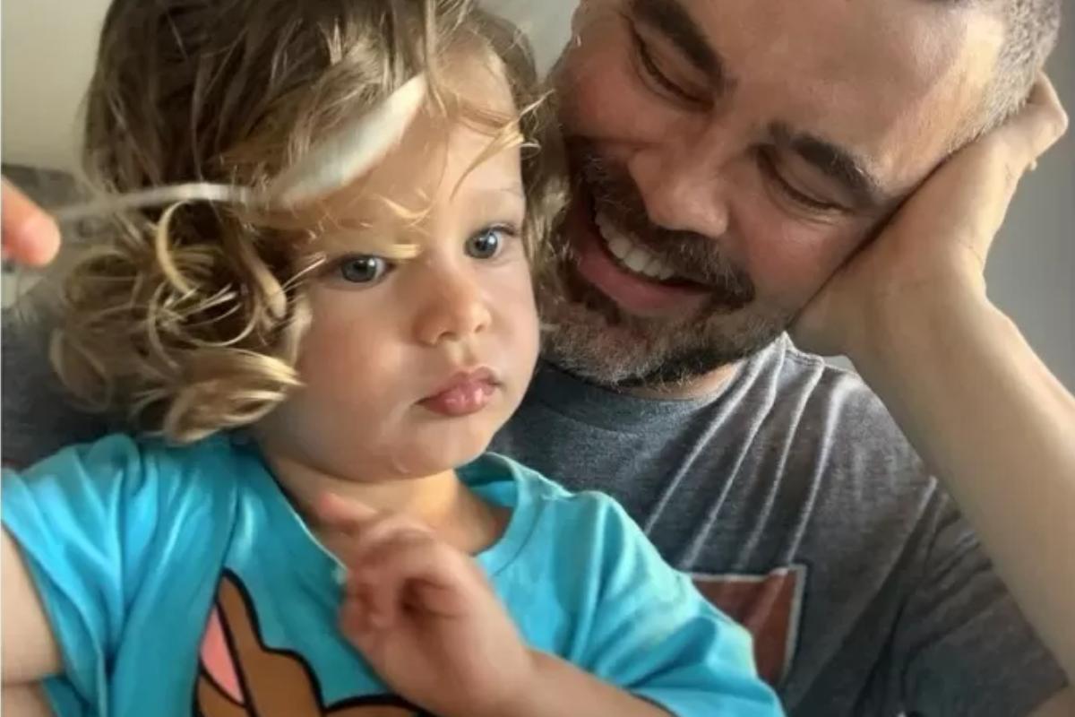 Carmo Dalla Vecchia comenta rotina ao lado do marido e filho: "Quebrar tabu"