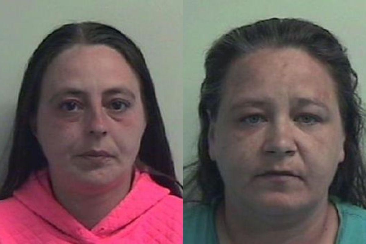 A mãe (de rosa) e a parceira foram presas após confessarem o crime