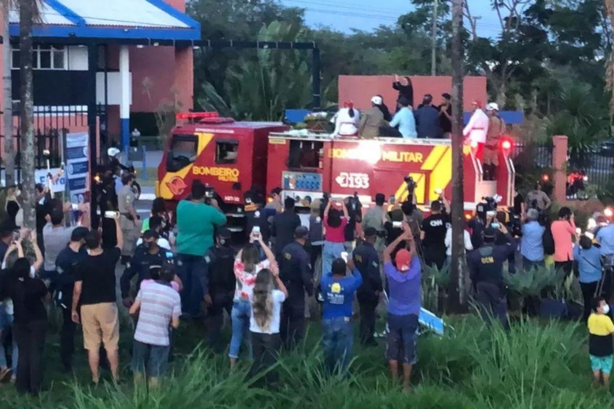 Milhares de fãs da Marília acompanharam cortejo
