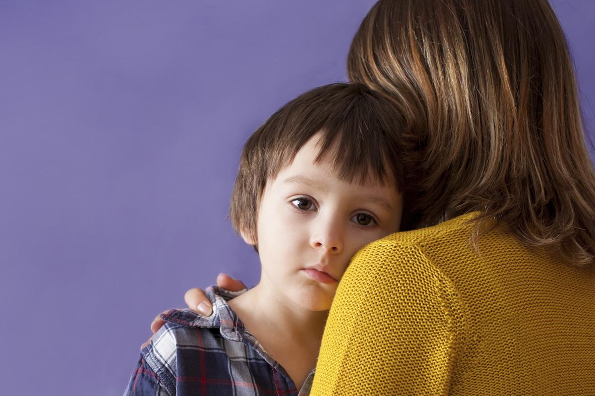 Mãe se desespera tentando encontrar diagnóstico para o filho de 7 anos que não consegue ler e escrever