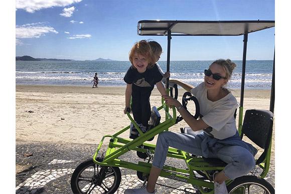 Carol Trentini e filhos Bento e Benoah pedalam pela orla da praia (Foto: Reprodução/ Instagram @carolinetrentini)