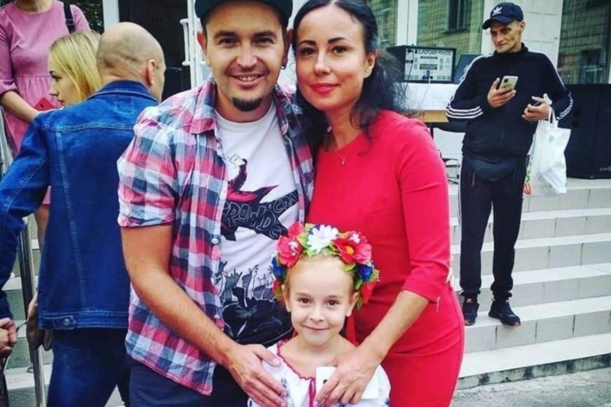 Amelia com os pais