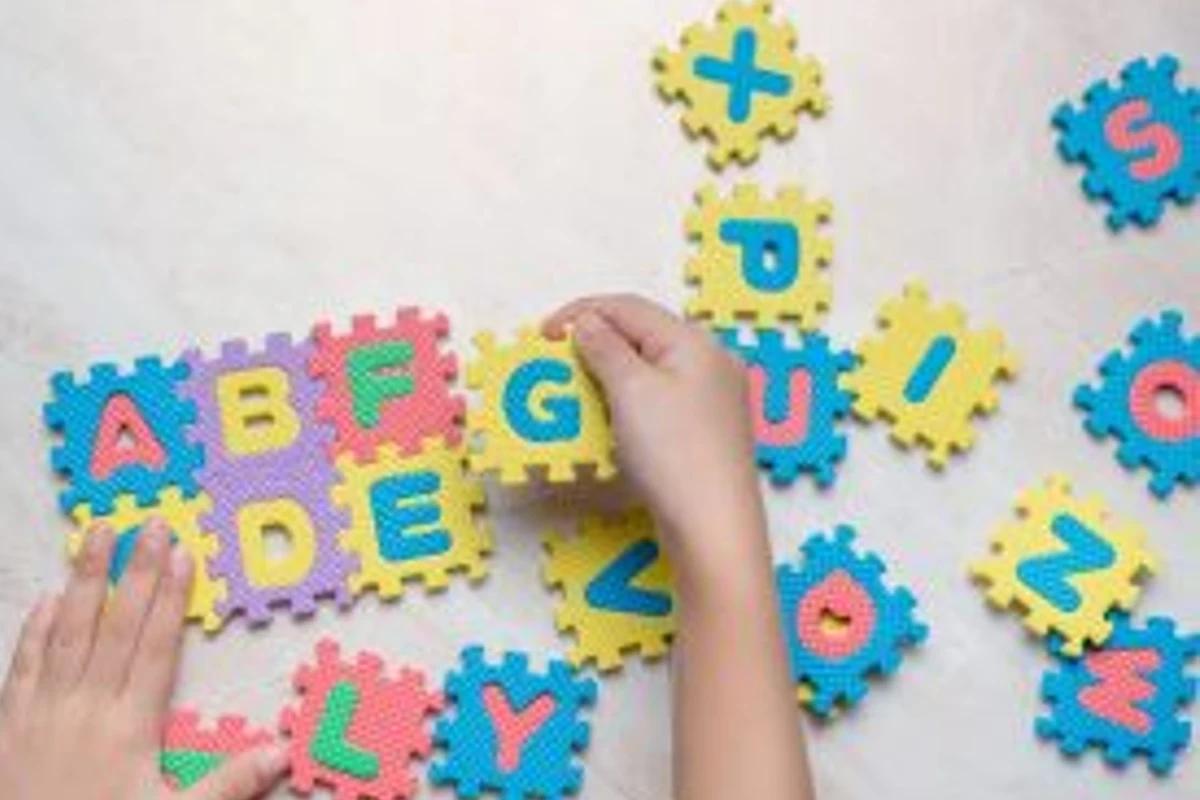 Quebra-cabeças coloridos com letras