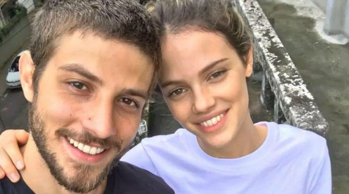 Chay Suede faz declaração para Laura Neiva