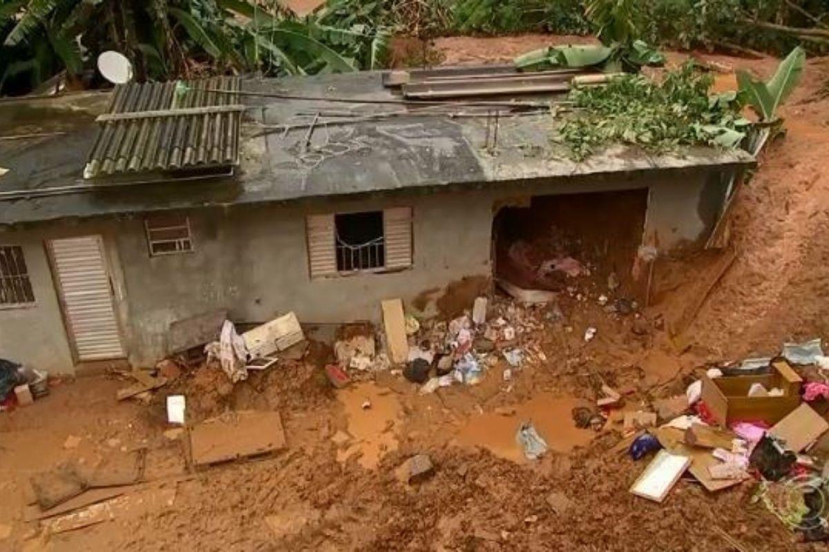 A casa ficou soterrada de lama com quase 2 metros de altura