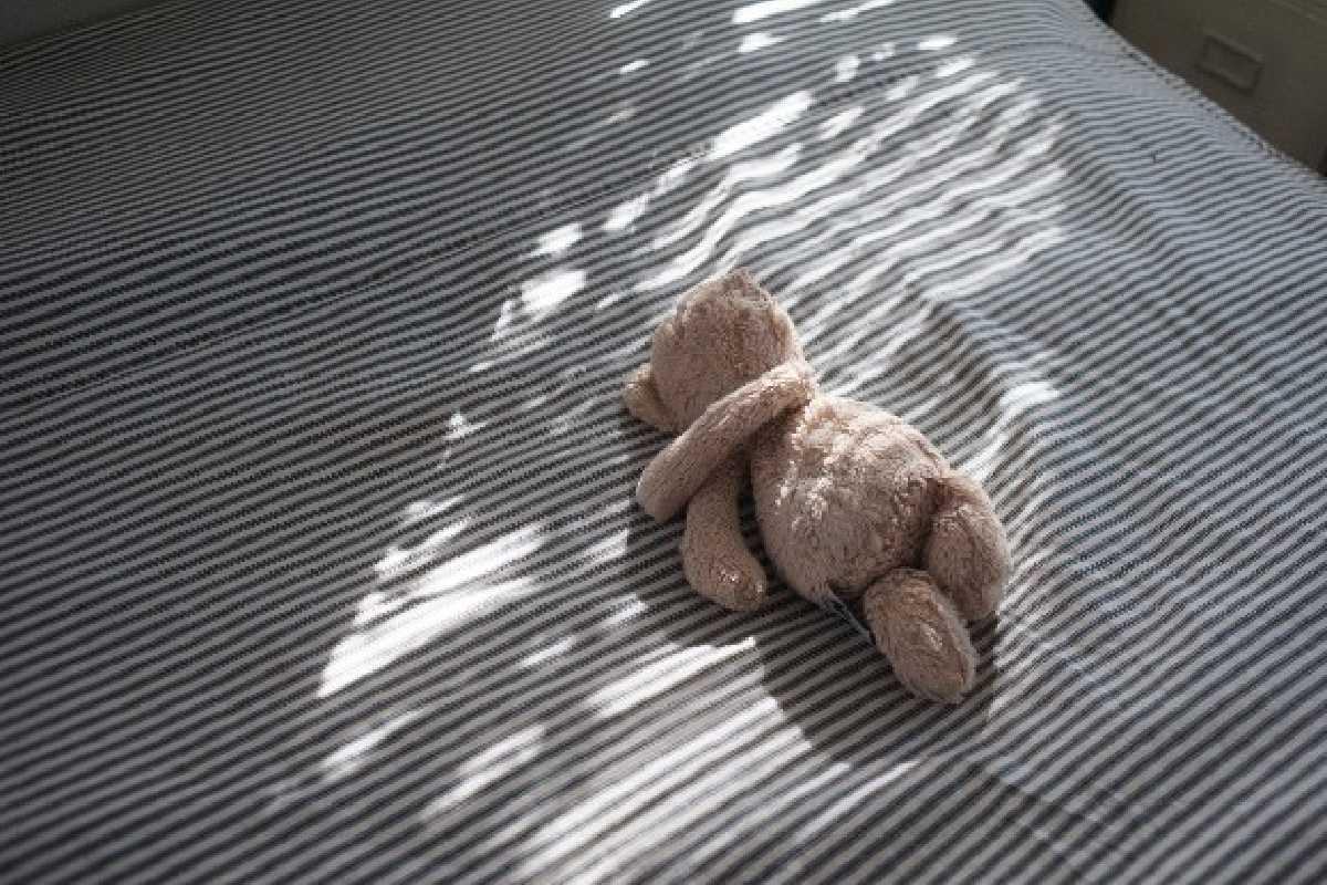 A bebê morreu após dormir com o pai em uma rede