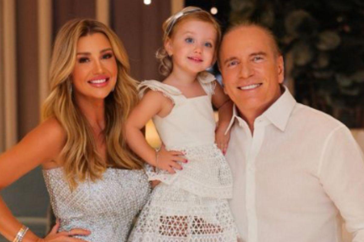Ana Paula Siebert e Roberto Justus com a filha